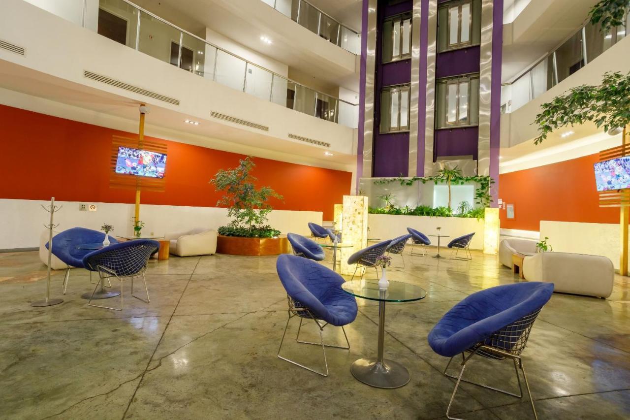 Camino Real Pachuca Ξενοδοχείο Εξωτερικό φωτογραφία The interior of the airport.